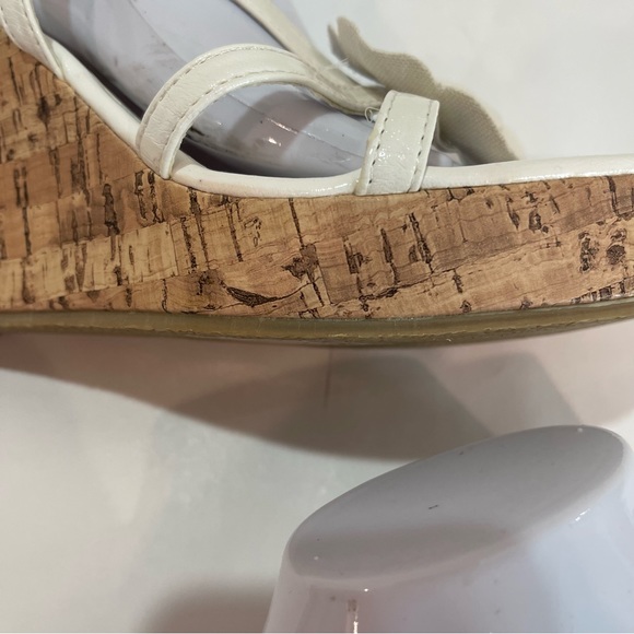 CHARMING CHARLIE size 11 white flowered cork wedge sandal flower accent straps - Picture 9 of 16